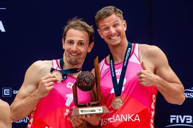 Sport Bilder des Tages Third placed Ondrej Perusic, left, and David Schweiner of Czech Republic after the Pro Tour Elite Beach volleyball, Beachvolleyball tournament in Ostrava, Czech Republic, June 1, 2025. (CTKxPhoto VladimirxPrycek) CTKPhotoP2025060104461  CTKPhotoP2025060104461