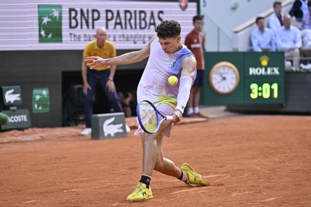 2025 Roland-Garros - Day 8 PARIS, FRANCE - JUNE 01: Carlos Alcaraz (not seen) of Spain and Ben Shelton of USA compete during the Men s Singles Fourth Round match on Day Eight of the 2025 French Open at Roland Garros on June 01, 2025 in Paris, France. Burak Akbulut Anadolu Paris France. Editorial use only. Please get in touch for any other usage.  Copyright: x2025xAnadoluxBurakxAkbulutx