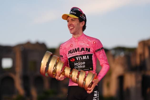 Britain s Simon Philip Yates on the podium, wearing the pink jersey of the race overall leader, celebrates after winning the 21th stage of the Giro d Italia 2025 cycling race from Roma to Roma, Italy - Sunday, June 01, 2025. - cycling.  Copyright: xFabioxFerrari LaPressex