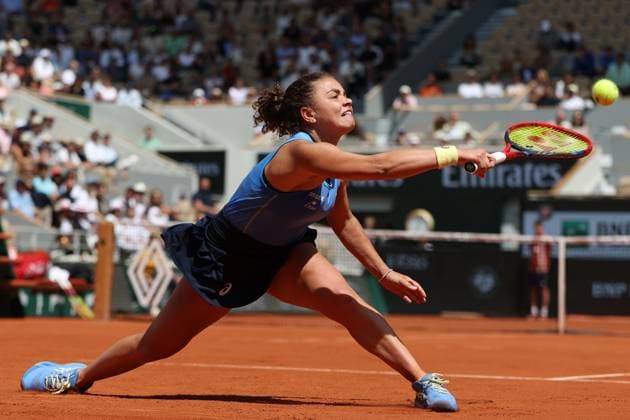 June 1, 2025, Paris, Celestynow, France: JASMINE PAOLINI of Italy during the match against Elina Svitolina of Ukraine at 4th round of French Open 2025 at Roland Garros in Paris. Paolini lost 6:4, 6:7 (6-8), 1:6. Paris France - ZUMAc278 20250601_zsp_c278_040 Copyright: xMarcinxCholewinskix