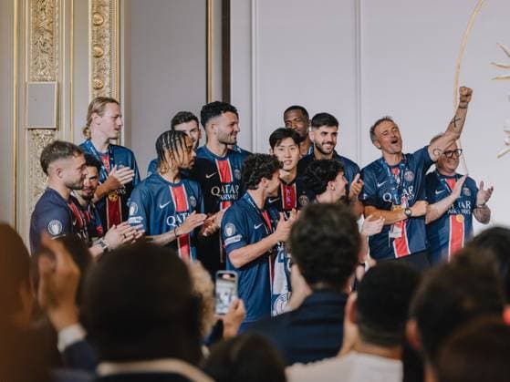 Emmanuel Macron reçoit les joueurs du PSG (Champions d Europe 2025) à l Elysée E.Macron, président de la République Française, reçoit les joueurs du PSG à l Elysée après leur victoire historique (5-0) en finale de la Ligue Des Champions 2025. Paris, le 1er juin 2025. Mathilde Mazars Pool Bestimage E.Macron welcomes PSG players to the Elysée Palace after their historic 5-0 victory in the 2025 Champions League final. Paris, June 1, 2025. Paris France  Copyright: xMathildexMazarsx xPoolx xBestimagexMathildexMazarsx xPoolx xBestimagex