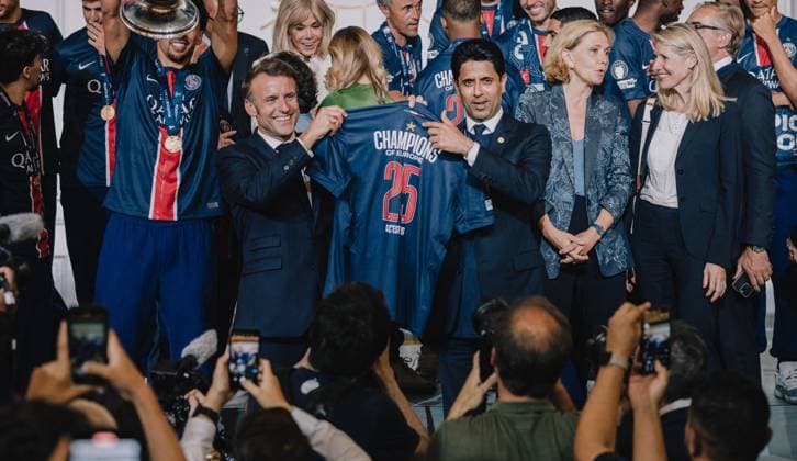 Sport Bilder des Tages Emmanuel Macron reçoit les joueurs du PSG (Champions d Europe 2025) à l Elysée Emmanuel Macron (président de la République Française), Nasser al-Khelaïfi, président du PSG - E.Macron, président de la République Française, reçoit les joueurs du PSG à l Elysée après leur victoire historique (5-0) en finale de la Ligue Des Champions 2025. Paris, le 1er juin 2025. Mathilde Mazars Pool Bestimage E.Macron welcomes PSG players to the Elysée Palace after their historic 5-0 victory in the 2025 Champions League final. Paris, June 1, 2025. Paris France  Copyright: xMathildexMazarsx xPoolx xBestimagexMathildexMazarsx xPoolx xBestimagex