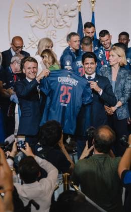Emmanuel Macron reçoit les joueurs du PSG (Champions d Europe 2025) à l Elysée Emmanuel Macron (président de la République Française), Nasser al-Khelaïfi, président du PSG - E.Macron, président de la République Française, reçoit les joueurs du PSG à l Elysée après leur victoire historique (5-0) en finale de la Ligue Des Champions 2025. Paris, le 1er juin 2025. Mathilde Mazars Pool Bestimage E.Macron welcomes PSG players to the Elysée Palace after their historic 5-0 victory in the 2025 Champions League final. Paris, June 1, 2025. Paris France  Copyright: xMathildexMazarsx xPoolx xBestimagexMathildexMazarsx xPoolx xBestimagex