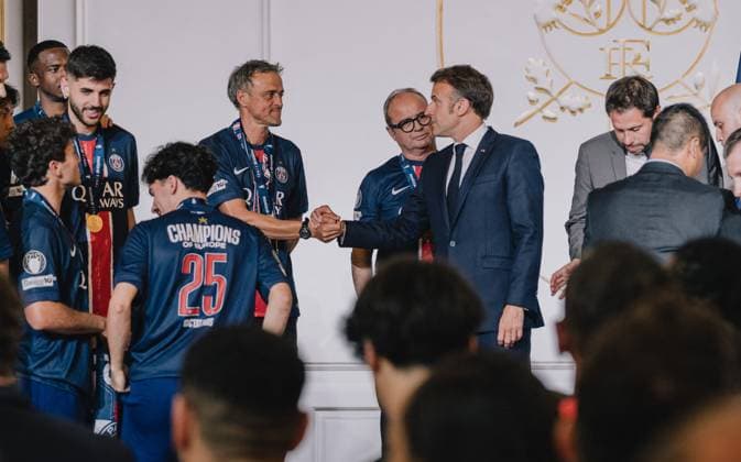 Bilder des Jahres 2025, Sport 06 Juni Sport Themen der Woche KW22 Sport Bilder des Tages Emmanuel Macron reçoit les joueurs du PSG (Champions d Europe 2025) à l Elysée Luis Enrique, entraîneur du PSG, Emmanuel Macron (président de la République Française) - E.Macron, président de la République Française, reçoit les joueurs du PSG à l Elysée après leur victoire historique (5-0) en finale de la Ligue Des Champions 2025. Paris, le 1er juin 2025. Mathilde Mazars Pool Bestimage E.Macron welcomes PSG players to the Elysée Palace after their historic 5-0 victory in the 2025 Champions League final. Paris, June 1, 2025. Paris France  Copyright: xMathildexMazarsx xPoolx xBestimagexMathildexMazarsx xPoolx xBestimagex