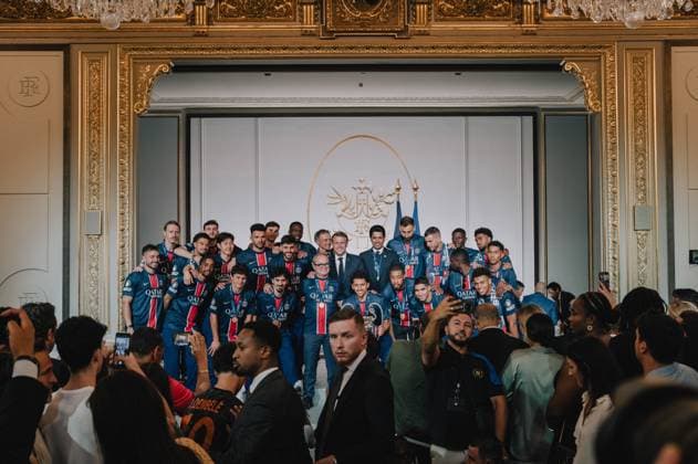 Emmanuel Macron reçoit les joueurs du PSG (Champions d Europe 2025) à l Elysée E.Macron, président de la République Française, reçoit les joueurs du PSG à l Elysée après leur victoire historique (5-0) en finale de la Ligue Des Champions 2025. Paris, le 1er juin 2025. Mathilde Mazars Pool Bestimage E.Macron welcomes PSG players to the Elysée Palace after their historic 5-0 victory in the 2025 Champions League final. Paris, June 1, 2025. Paris France  Copyright: xMathildexMazarsx xPoolx xBestimagexMathildexMazarsx xPoolx xBestimagex