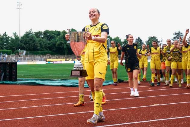 Association Cup Final BVB FC Schalke 04 on 01 06 2025 Dana Marquardt Borussia Dortmund, 49 with the trophy Association Cup Final BVB FC Schalke 04 Dortmund, Stadion Rote Erde on 01 06 2025 Copyright: xBEAUTIFULxSPORTS Freisenx