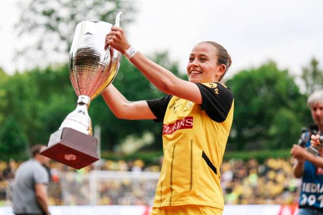 Association Cup Final BVB FC Schalke 04 on 01 06 2025 Dana Marquardt Borussia Dortmund, 49 with the trophy Association Cup Final BVB FC Schalke 04 Dortmund, Stadion Rote Erde on 01 06 2025 Copyright: xBEAUTIFULxSPORTS Freisenx