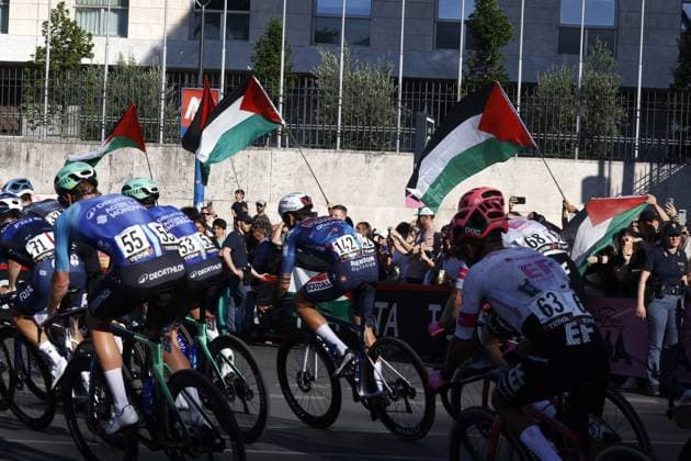 Last stage of the Giro d Italia in Rome ROME, ITALY - JUNE 01: Protesters wave Palestinian flags as athletes compete during the 21st and last stage of the Giro d Italia (Tour of Italy) cycling race 108th edition in Rome, Italy on June 01, 2025. Riccardo De Luca Anadolu Rome Italy. Editorial use only. Please get in touch for any other usage.  Copyright: x2025xAnadoluxRiccardoxDexLucax