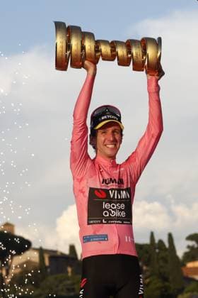 Last stage of the Giro d Italia in Rome ROME, ITALY - JUNE 01: Giro d Italia (Tour of Italy) cycling race winner Simon Yates, of Britain, holds up the trophy during the award ceremony at the end of the 21st and last stage of the 108th edition in Rome, Italy on June 01, 2025. Riccardo De Luca Anadolu Rome Italy. Editorial use only. Please get in touch for any other usage.  Copyright: x2025xAnadoluxRiccardoxDexLucax