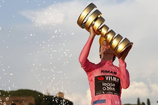 Last stage of the Giro d Italia in Rome ROME, ITALY - JUNE 01: Giro d Italia (Tour of Italy) cycling race winner Simon Yates, of Britain, holds up the trophy during the award ceremony at the end of the 21st and last stage of the 108th edition in Rome, Italy on June 01, 2025. Riccardo De Luca Anadolu Rome Italy. Editorial use only. Please get in touch for any other usage.  Copyright: x2025xAnadoluxRiccardoxDexLucax