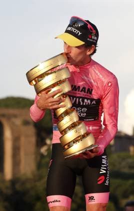 Last stage of the Giro d Italia in Rome ROME, ITALY - JUNE 01: Giro d Italia (Tour of Italy) cycling race winner Simon Yates, of Britain, kisses the trophy during the award ceremony at the end of the 21st and last stage of the 108th edition in Rome, Italy on June 01, 2025. Riccardo De Luca Anadolu Rome Italy. Editorial use only. Please get in touch for any other usage.  Copyright: x2025xAnadoluxRiccardoxDexLucax
