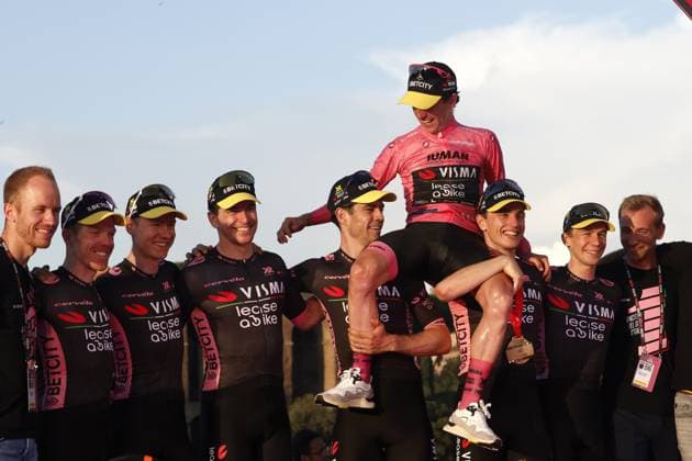Last stage of the Giro d Italia in Rome ROME, ITALY - JUNE 01: Giro d Italia (Tour of Italy) cycling race winner Simon Yates (4th R), of Britain, is celebrated by his teammates during the award ceremony at the end of the 21st and last stage of the 108th edition in Rome, Italy on June 01, 2025. Riccardo De Luca Anadolu Rome Italy. Editorial use only. Please get in touch for any other usage.  Copyright: x2025xAnadoluxRiccardoxDexLucax