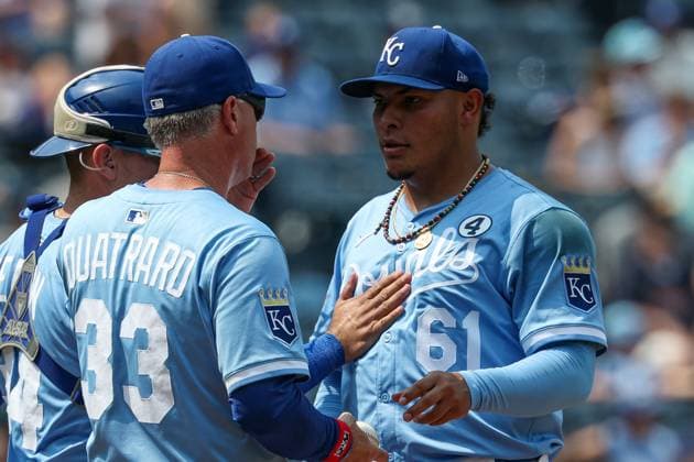 MLB, Baseball Herren, USA 2025: Tigers Vs Royals JUN 01 June 01, 2025: Kansas City Royals manager Matt Quatraro (33) takes the ball from relief pitcher Angel Zerpa (61) during the ninth inning against the Detroit Tigers at Kauffman Stadium in Kansas City, MO. David Smith CSM (Credit Image: Â David Smith Cal Media) Kansas City Mo United States of America EDITORIAL USE ONLY Copyright: xx ZUMA-20250601_zma_c04_145.jpg DavidxSmithx csmphotothree389158