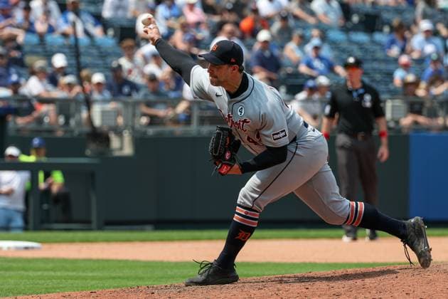 June 01, 2025: Detroit Tigers relief pitcher Tommy Kahnle (43) pitches against the Kansas City Royals during the eighth inning at Kauffman Stadium in Kansas City, MO. CSM Kansas City United States of America - ZUMAc04_ 20250601_zma_c04_151 Copyright: xDavidxSmithx