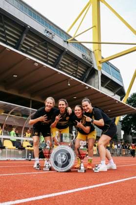 Association Cup final BVB FC Schalke 04 on 01 06 2025 Lena Kölmel Borussia Dortmund, 30 Mia Macarena Bedarf Borussia Dortmund, 17 Hannah Geldschläger Borussia Dortmund, 28 Sarah Giebels Borussia Dortmund, 10 with the titles won by BVB women in the 2024 2025 season Association Cup final BVB FC Schalke 04 Dortmund, Stadion Rote Erde on 01 06 2025 Copyright: xBEAUTIFULxSPORTS Freisenx