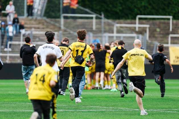 Association Cup Final BVB FC Schalke 04 on 01 06 2025 BVB fans storm the pitch after the BVB Womens Cup victory Association Cup Final BVB FC Schalke 04 Dortmund, Stadion Rote Erde on 01 06 2025 Copyright: xBEAUTIFULxSPORTS Freisenx