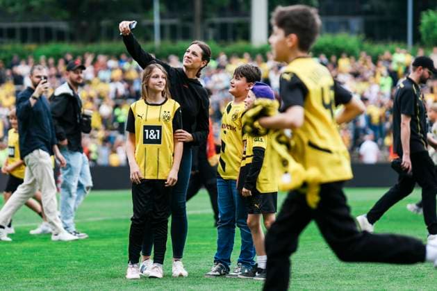 Association Cup Final BVB FC Schalke 04 on 01 06 2025 BVB fans storm the pitch after the BVB Womens Cup victory Association Cup Final BVB FC Schalke 04 Dortmund, Stadion Rote Erde on 01 06 2025 Copyright: xBEAUTIFULxSPORTS Freisenx
