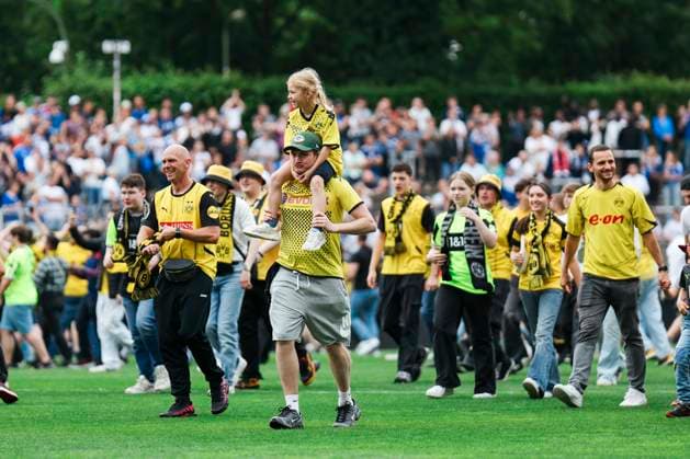 Association Cup Final BVB FC Schalke 04 on 01 06 2025 BVB fans storm the pitch after the BVB Womens Cup victory Association Cup Final BVB FC Schalke 04 Dortmund, Stadion Rote Erde on 01 06 2025 Copyright: xBEAUTIFULxSPORTS Freisenx