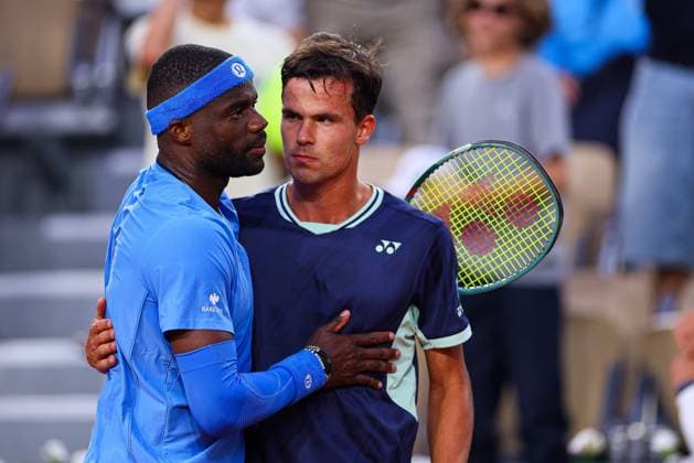 Sport Bilder des Tages 2025.06.01 Paryz French Open Roland Garros 2025 Frances Tiafoe - Daniel Altmaier N z Frances Tiafoe Foto Pawel Andrachiewicz PressFocus 2025.06.01 Paris Tennis French Open Roland Garros 2025 Frances Tiafoe - Daniel Altmaier Frances Tiafoe Credit: Pawel Andrachiewicz PressFocus NEWSPIX.PL --- newspix.pl 