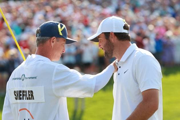 The Memorial Tournament Scottie Scheffler of the United States celebrates his putt on the 18th green with his caddie during the final round of The Memorial Tournament presented by Workday at Muirfield Village Golf Club in Dublin, Ohio, USA on Sunday, June 1, 2025. Dublin Ohio United States  Copyright: xJorgexLemusx originalFilename:lemus-thememor250601_nprB7.jpg