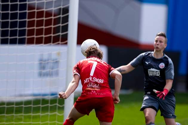 Regionalliga Nordost Frauen F C Hansa Rostock vs 1 FFV Erfurt Rostock 01 06 2025 Goal by Anna Mittelsdorf 7 1 FFV Erfurt vs Frike Bentert 1 F C Hansa Rostock Regionalliga Nordost Frauen F C Hansa Rostock vs 1 FFV Erfurt Ostseestadion Rostock 01 06 2025 Copyright: xBEAUTIFULxSPORTS Duehringx
