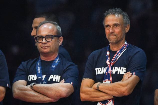 PSG celebrates Champions League trophy at Parc des Princes - FA Paris Saint-Germain’s head coach Luis Enrique looks on next to Luis Campos as Paris Saint-Germain’s players celebrate the UEFA Champions League trophy at the Parc des Princes Stadium in Paris on June 1, 2025, the day after PSG won the UEFA Champions League final football match over Inter Milan in Munich, on May 31, 2025. Photo by Firas Abdullah ABACAPRESS.COM Paris Ile-de-France France  Copyright: xAbdullahxFiras ABACAx
