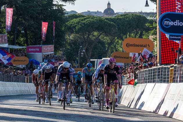 CICLISMO - Giro d Italia - Stage 21 - Rome-Rome The sprint finish of the Rome race of the 108th Giro d Italia with Olav Kooij first, Kasen Groves second and Matteo Moschetti third during Stage 21 - Rome-Rome, Giro d Italia race in Rome, Italy, June 01 2025 Rome Italy  Copyright: xIPAxSport ABACAx