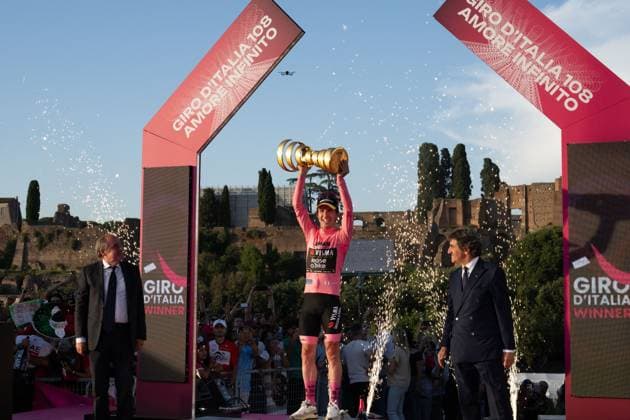 CICLISMO - Giro d Italia - Stage 21 - Rome-Rome The winner of the Giro d Italia cycling race, Simon Yates, during the award ceremony during Stage 21 - Rome-Rome, Giro d Italia race in Rome, Italy, June 01 2025 Rome Italy  Copyright: xIPAxSport ABACAx