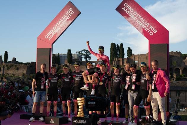 CICLISMO - Giro d Italia - Stage 21 - Rome-Rome The winner of the Giro d Italia cycling race, Simon Yates, during the award ceremony during Stage 21 - Rome-Rome, Giro d Italia race in Rome, Italy, June 01 2025 Rome Italy  Copyright: xIPAxSport ABACAx