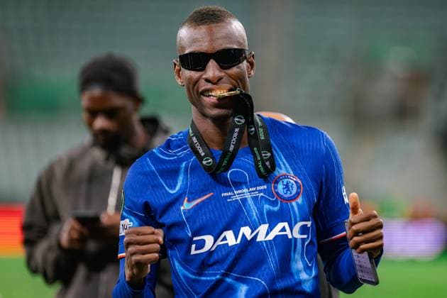 May 29, 2025, Wroclaw, Poland: Nicolas Jackson of Chelsea celebrates a win with gold medal during the ceremony after the UEFA Conference League final 2025 match between Real Betis Balompie and Chelsea FC at Stadium Wroclaw. Final score; Real Betis Balompie 1:4 Chelsea FC. Wroclaw Poland - ZUMAs197 20250529_aaa_s197_441 Copyright: xMikolajxBarbanellx