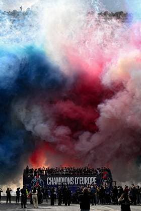 Bilder des Jahres 2025, Sport 06 Juni Sport Themen der Woche KW22 Sport Bilder des Tages Thousands of people gathered on the Champs-Elysees in Paris to watch the PSG players parade after their victory in the Champions League final. - 01 06 2025 - France Ile-de-France (region) Paris -  JulienxMattiax xLexPictorium LePictorium_0309579