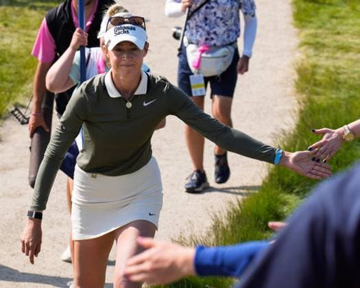 June 1, 2025, Erin, Wi, USA: NELLY KORDA of the United States, the world number one womens golfer, gives a fan a high five as she walks up the path to the 18th hole tee box during the final round round of the 2025 LPGA, Golf Damen U.S. Womens Open at Erin Hills Golf Course in Erin, Wis. Korda finished in a two-way tie with Rio Takeda of Japan for second, with an overall score of five under. Erin USA - ZUMAb262 20250601_znp_b262_005 Copyright: xJeffxM.xBrownx