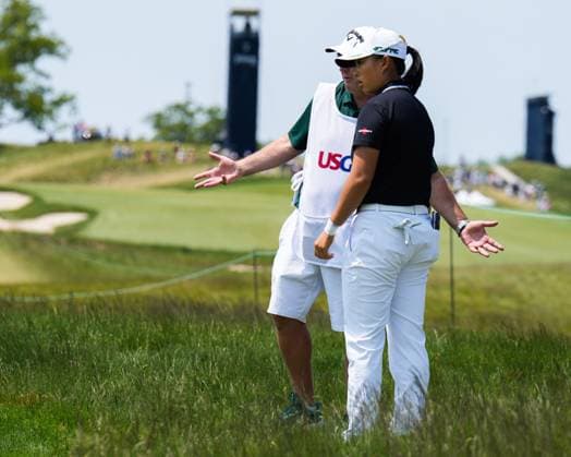 June 1, 2025, Erin, Wi, USA: RUONING YIN of China (right) and her caddie DAIVD JONES (left) discuss an iron shot from the rough on the fifth hole during the final round round of the 2025 LPGA, Golf Damen U.S. Womens Open at Erin Hills Golf Course in Erin, Wis. Erin USA - ZUMAb262 20250601_znp_b262_009 Copyright: xJeffxM.xBrownx