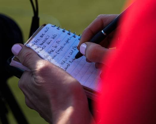 June 1, 2025, Erin, Wi, USA: NBC Golf reporter CARA BANKS makes notes as she prepares to interview Maja Stark, winner of the 2025 LPGA, Golf Damen U.S. Womens Open at Erin Hills Golf Course in Erin, Wis. Erin USA - ZUMAb262 20250601_znp_b262_014 Copyright: xJeffxM.xBrownx