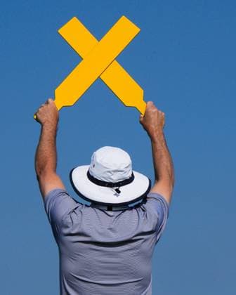 June 1, 2025, Erin, Wi, USA: A volunteer signals the closing of a crossing across the 18th fairway during the final round round of the 2025 LPGA, Golf Damen U.S. Womens Open at Erin Hills Golf Course in Erin, Wis. Erin USA - ZUMAb262 20250601_znp_b262_019 Copyright: xJeffxM.xBrownx