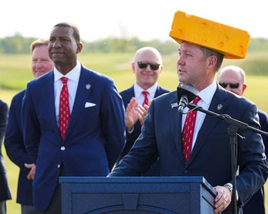 Sport Bilder des Tages June 1, 2025, Erin, Wi, USA: Wearing a foam cheesehead, iconic headwear donned by fans of the NFL, American Football Herren, USA s Green Bay Packers, USGA CEO MIKE WHAN (right) speaks before presenting the Harton S. Semple Trophy to Maja Stark of Sweden after she won the 80th LPGA, Golf Damen U.S. Womens Open at Erin Hills Golf Course in Erin, Wis. Also pictured, at left: USGA president FRED PERPALL. Erin USA - ZUMAb262 20250601_znp_b262_026 Copyright: xJeffxM.xBrownx