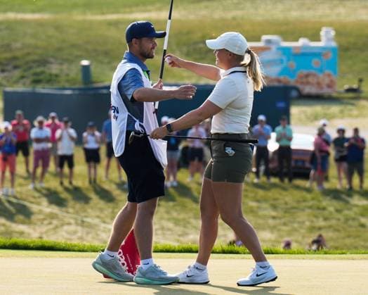June 1, 2025, Erin, Wi, USA: MAJA STARK of Sweden (right) and her caddie JEFF BRIGHTON (left) embrace on the 18th green after Stark won the 2025 LPGA, Golf Damen U.S. Womens Open at Erin Hills Golf Course in Erin, Wis. Stark became the third Swede to win the tournament in its 80-year history, finishing seven under. Erin USA - ZUMAb262 20250601_znp_b262_030 Copyright: xJeffxM.xBrownx