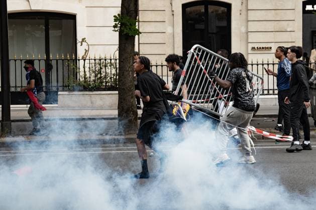 Fans Continue To Celebrate A Day After The Victory Of PSG Football Club In Paris Paris Saint-Germain supporters celebrate and clash with police officers using tear gas near the Champs-Elysees avenue in Paris, France, on June 1, 2025, following the PSG team bus parade. This occurs a day after PSG wins the 2025 UEFA Champions League final football match against Inter Milan in Munich. Paris France  Copyright: xJeromexGillesx originalFilename:chobeaux-psg250601_npf5r.jpg