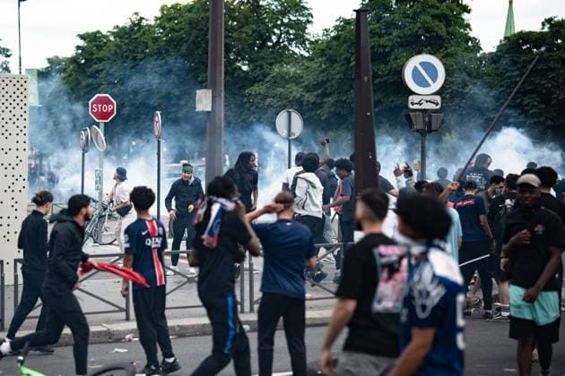 Fans Continue To Celebrate A Day After The Victory Of PSG Football Club In Paris Paris Saint-Germain supporters celebrate and clash with police officers using tear gas near the Champs-Elysees avenue in Paris, France, on June 1, 2025, following the PSG team bus parade. This occurs a day after PSG wins the 2025 UEFA Champions League final football match against Inter Milan in Munich. Paris France  Copyright: xJeromexGillesx originalFilename:chobeaux-psg250601_npL7d.jpg