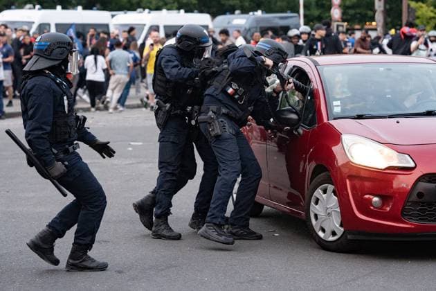 Fans Continue To Celebrate A Day After The Victory Of PSG Football Club In Paris A day after PSG wins the 2025 UEFA Champions League final football match against Inter Milan in Munich, Paris Saint-Germain supporters celebrate and clash with police officers using tear gas near the Parc des Princes stadium in Paris, France, on June 1, 2025. Paris France  Copyright: xJeromexGillesx originalFilename:chobeaux-psg250601_npcPM.jpg
