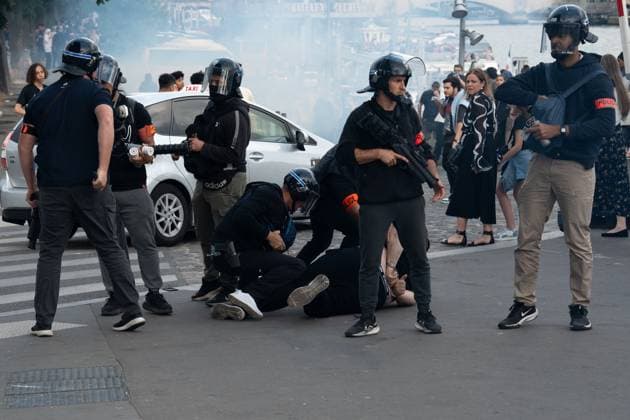 Fans Continue To Celebrate A Day After The Victory Of PSG Football Club In Paris Police arrest a supporter near the Champs-Elysees avenue in Paris, France, on June 1, 2025, a day after Paris Saint-Germain wins the 2025 UEFA Champions League final football match against Inter Milan in Munich, Germany. Paris Saint-Germain supporters celebrate and clash with police officers using tear gas following the PSG team bus parade. Paris France  Copyright: xJeromexGillesx originalFilename:chobeaux-psg250601_npQLp.jpg
