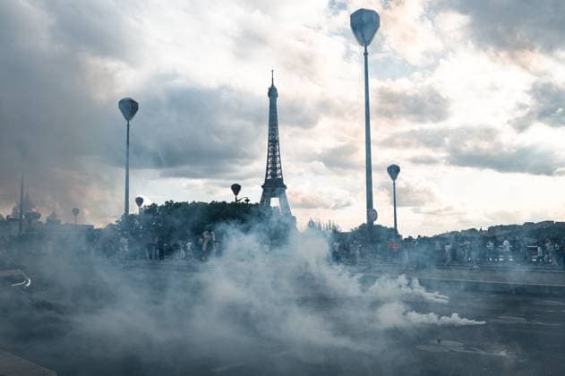 Fans Continue To Celebrate A Day After The Victory Of PSG Football Club In Paris Paris Saint-Germain supporters celebrate and clash with police officers using tear gas near the Champs-Elysees avenue in Paris, France, on June 1, 2025, following the PSG team bus parade. This occurs a day after PSG wins the 2025 UEFA Champions League final football match against Inter Milan in Munich. Paris France  Copyright: xJeromexGillesx originalFilename:chobeaux-psg250601_npRGu.jpg