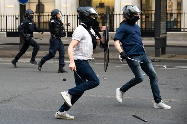 Fans Continue To Celebrate A Day After The Victory Of PSG Football Club In Paris Paris Saint-Germain supporters celebrate and clash with police officers using tear gas near the Champs-Elysees avenue in Paris, France, on June 1, 2025, following the PSG team bus parade. This occurs a day after PSG wins the 2025 UEFA Champions League final football match against Inter Milan in Munich. Paris France  Copyright: xJeromexGillesx originalFilename:chobeaux-psg250601_npYW0.jpg