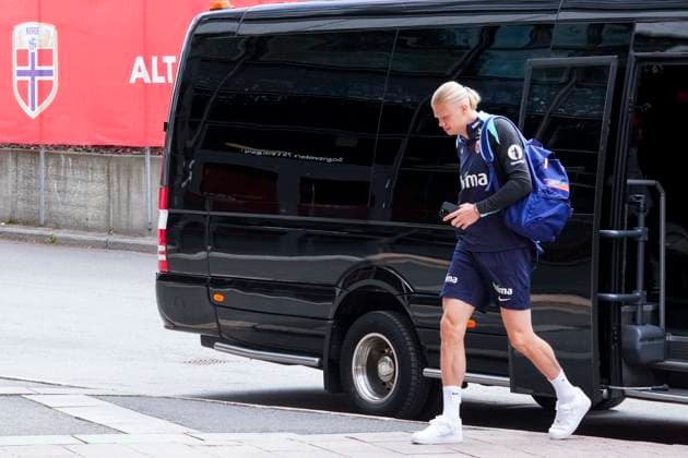 Press kit with the national team Kongsberg 20250602 Erling Braut Haaland on his way into Ullevaal Stadium Norway meets Italy at Ullevaal Stadium for World Cup qualifying 6 June Photo Ole Berg Rusten NTB Kongsberg Norway EDITORIAL USE ONLY RESTRICTED USE FOR BETTING COMPANIES  Copyright: xOlexBerg-Rustenx xNTBx