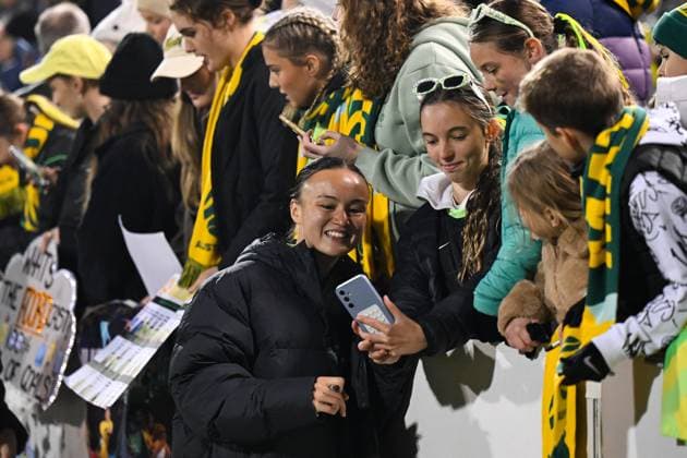 SOCCER AUSTRALIA ARGENTINA, Amy Sayer of Australia poses for photographs with fans after the Women s friendly international soccer match between Australia and Argentina at GIO Stadium in Canberra, Monday, June 2, 2025. ( NO ARCHIVING, EDITORIAL USE ONLY CANBERRA AUSTRALIAN CAPITAL TERRITORY AUSTRALIA  Copyright: xLUKASxCOCHx 20250602180277146097