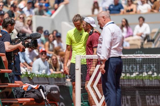2025-06-02 2025 French Open PARIS, FRANCE - JUNE 2: Alexander Zverev of Germany interacts with Tallon Griekspoor of Netherlands during Day Nine of 2025 French Open at Roland Garros on June 2, 2025 in Paris, France. (Photo by Marleen Fouchier BSR Agency) Paris France Content not available for redistribution in The Netherlands directly or indirectly through any third parties. Copyright: xBSRxAgencyx