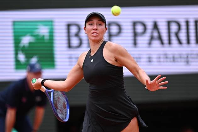 2025 Roland-Garros - Day 9 PARIS, FRANCE - JUNE 02: Jessica Pegula of USA plays a forehand return to Lois Boisson (not seen) of France during their women s singles match on day 9 of the French Open tennis tournament on Court Philippe-Chatrier at the Roland-Garros Complex in Paris on June 2, 2025. Mustafa Yalcin Anadolu Paris France. Editorial use only. Please get in touch for any other usage.  Copyright: x2025xAnadoluxMustafaxYalcinx