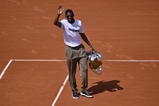 2025 Roland-Garros - Day 9 PARIS, FRANCE - JUNE 02: PSG s Ousmane Dembele brings the UEFA Champions League trophy on Court Philippe-Chatrier during French Open tennis tournament on day 9 at the Roland-Garros Complex in Paris, France on June 2, 2025. PSG won the Champions League for the first time in their history. Burak Akbulut Anadolu Paris France. Editorial use only. Please get in touch for any other usage.  Copyright: x2025xAnadoluxBurakxAkbulutx