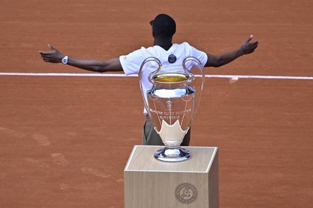 2025 Roland-Garros - Day 9 PARIS, FRANCE - JUNE 02: PSG s Ousmane Dembele brings the UEFA Champions League trophy on Court Philippe-Chatrier during French Open tennis tournament on day 9 at the Roland-Garros Complex in Paris, France on June 2, 2025. PSG won the Champions League for the first time in their history. Burak Akbulut Anadolu Paris France. Editorial use only. Please get in touch for any other usage.  Copyright: x2025xAnadoluxBurakxAkbulutx