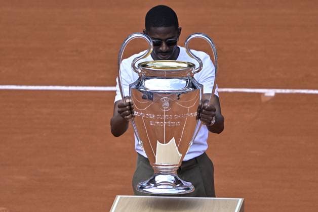 2025 Roland-Garros - Day 9 PARIS, FRANCE - JUNE 02: PSG s Ousmane Dembele brings the UEFA Champions League trophy on Court Philippe-Chatrier during French Open tennis tournament on day 9 at the Roland-Garros Complex in Paris, France on June 2, 2025. PSG won the Champions League for the first time in their history. Burak Akbulut Anadolu Paris France. Editorial use only. Please get in touch for any other usage.  Copyright: x2025xAnadoluxBurakxAkbulutx